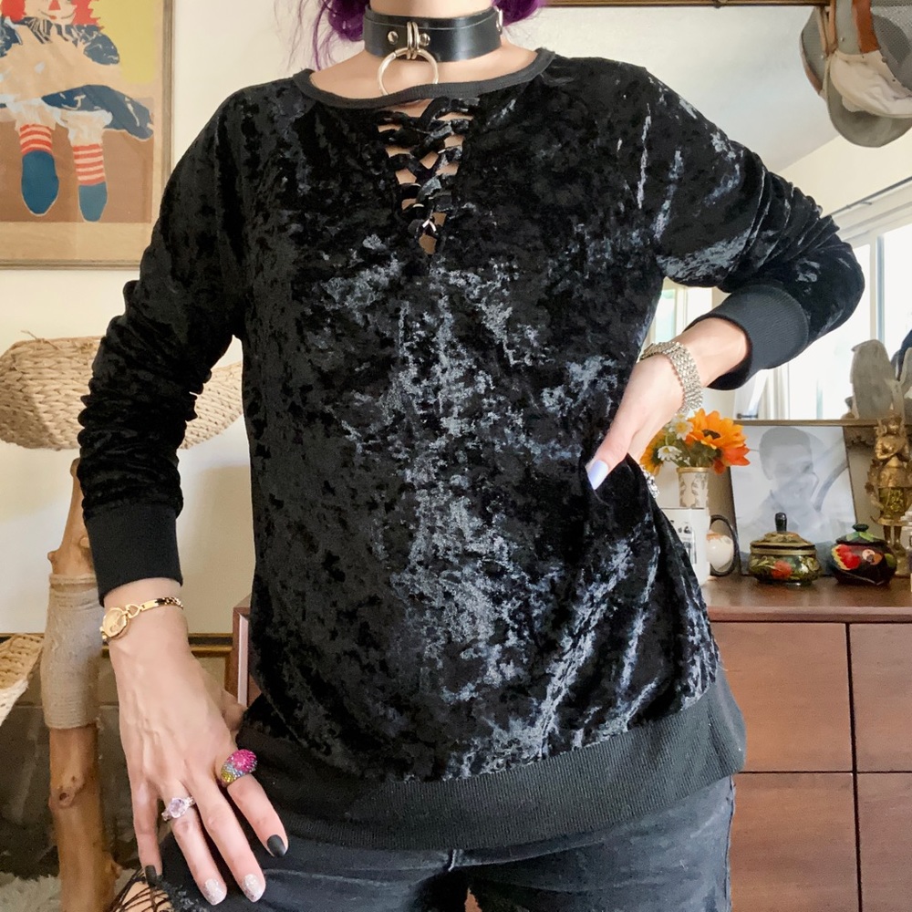 no comment black velour sweatshirt w metal ring V detail / size xl